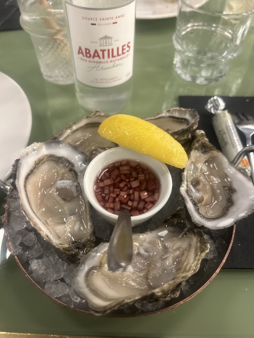 Des huîtres sur glace avec citron et vinaigre à l’échalote