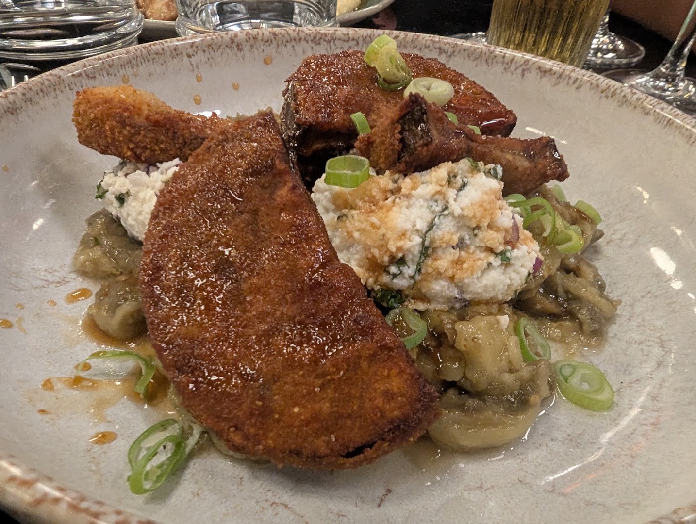 Une assiette croustillante avec légumes et sauce crémeuse