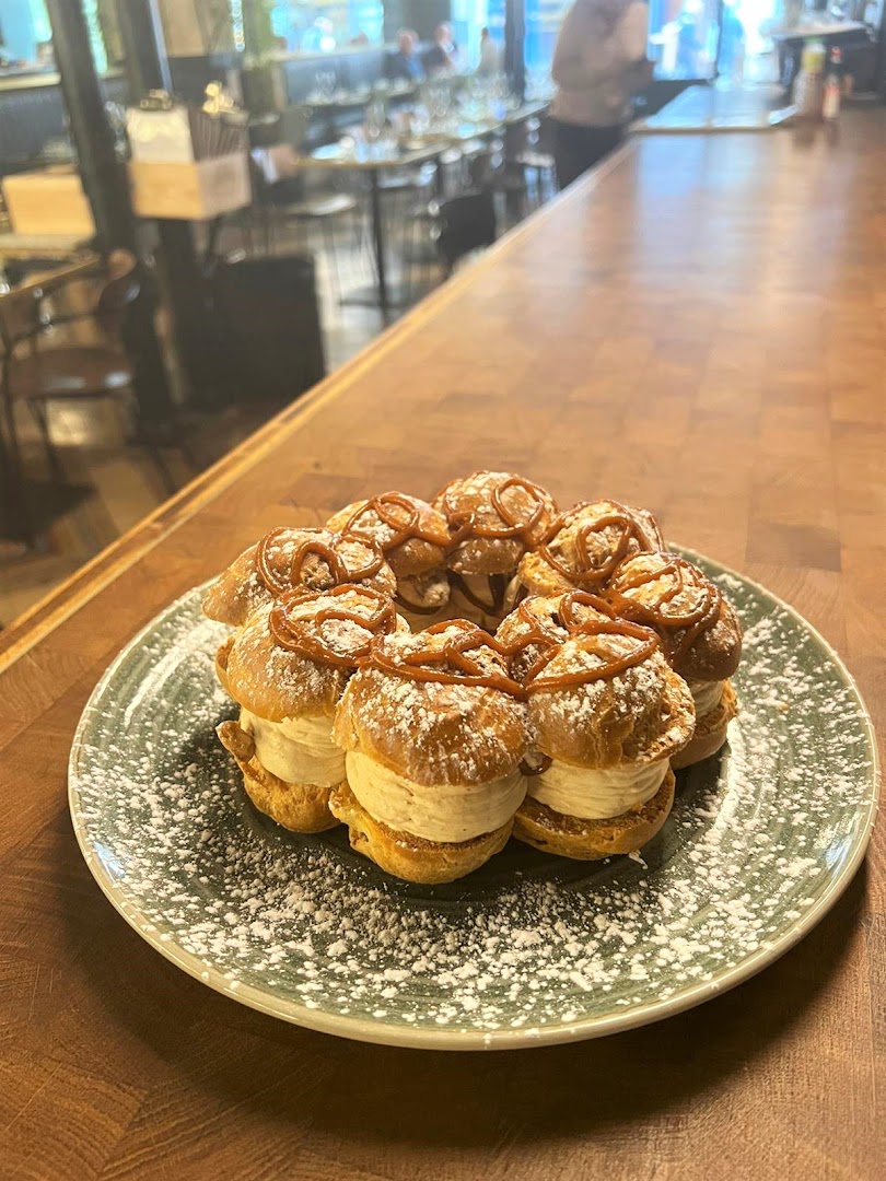 Un dessert à la crème saupoudré de sucre glace